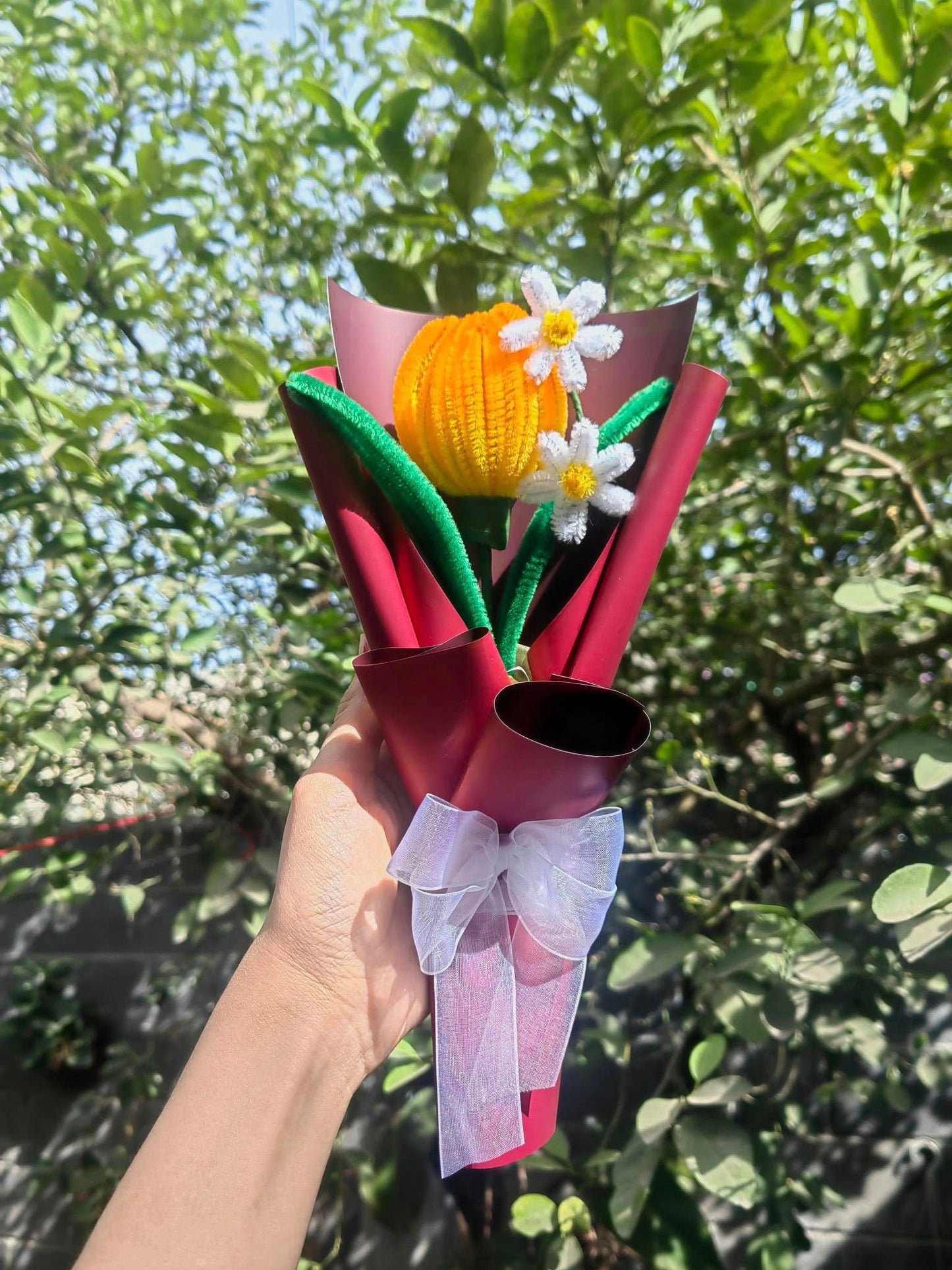 Flor artifical de tulipan con flor de manzanilla hecha de lipia pipa